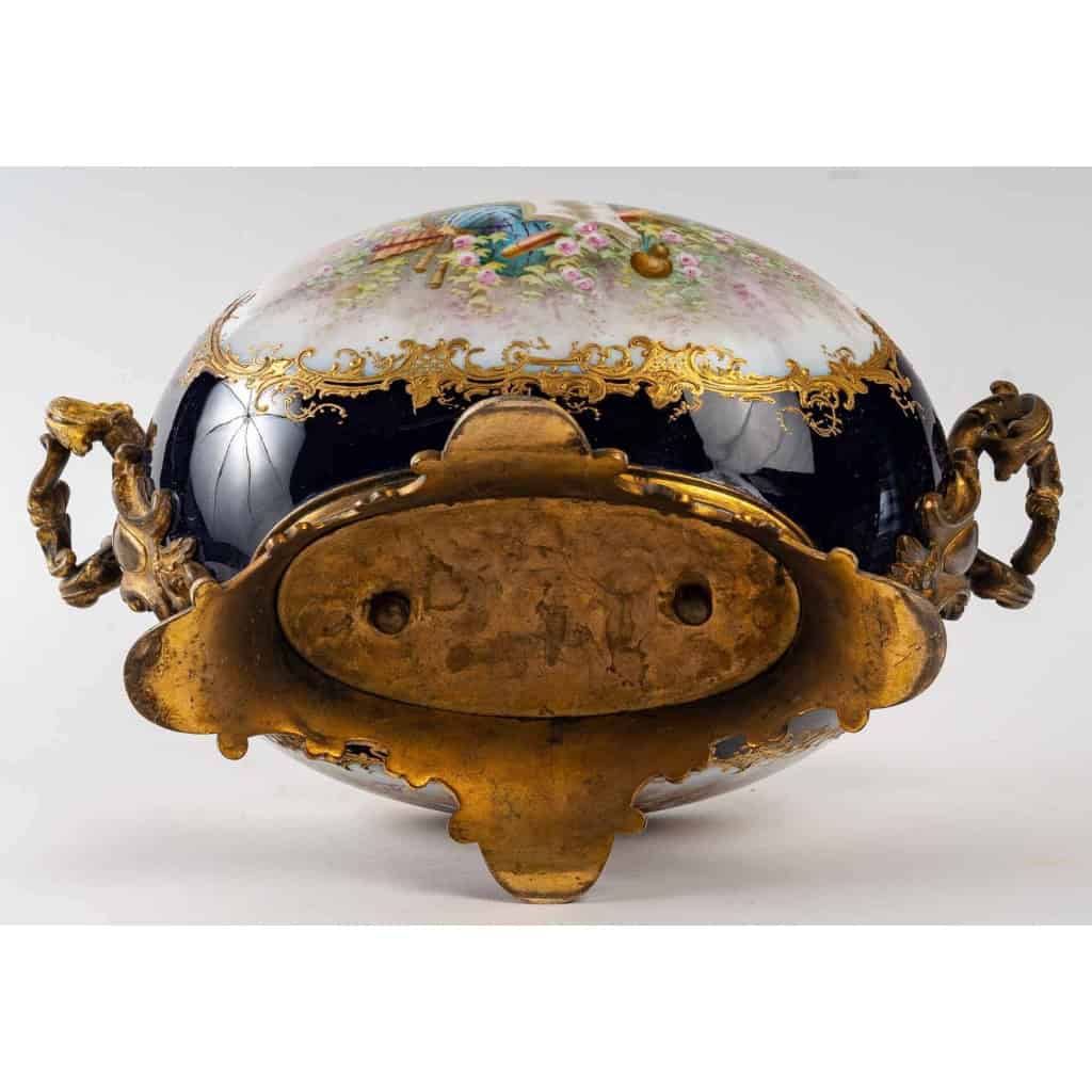 Jardinière de Porcelaine à décors et cloisonnée, XIXème siècle | Biron Jardinière de Porcelaine à décors et cloisonnée, XIXème siècle