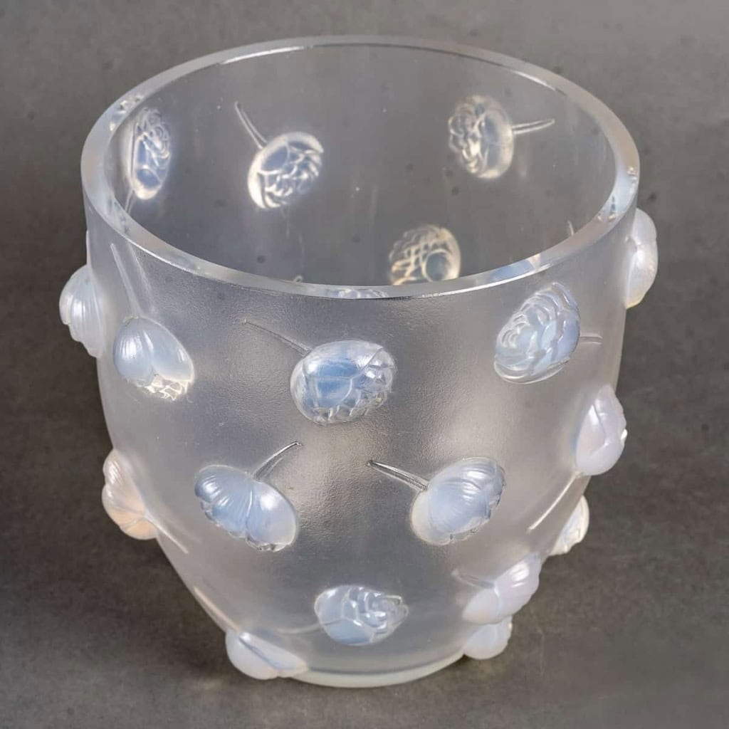 Vase « Pivoines » verre opalescent de René LALIQUE | Biron Vase "Pivoines" verre opalescent de René LALIQUE