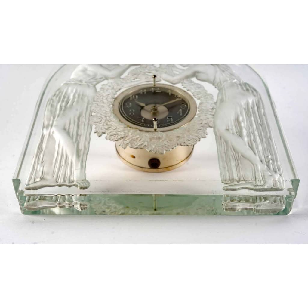 Pendule « Deux Figurines » verre blanc – socle américain de René LALIQUE | Biron Pendule "Deux Figurines" verre blanc - socle américain de René LALIQUE