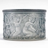 Boîte « Figurines et Voiles » verre blanc patiné bleu de René LALIQUE | Biron Boîte "Figurines et Voiles" verre blanc patiné bleu de René LALIQUE