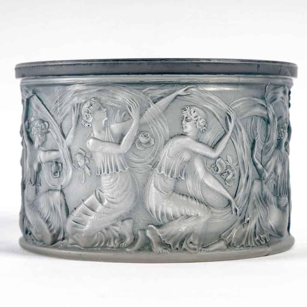 Boîte « Figurines et Voiles » verre blanc patiné bleu de René LALIQUE | Biron Boîte "Figurines et Voiles" verre blanc patiné bleu de René LALIQUE