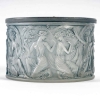 Boîte « Figurines et Voiles » verre blanc patiné bleu de René LALIQUE | Biron Boîte "Figurines et Voiles" verre blanc patiné bleu de René LALIQUE