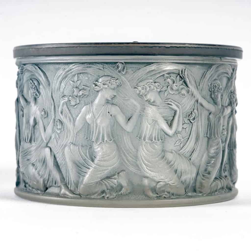 Boîte « Figurines et Voiles » verre blanc patiné bleu de René LALIQUE | Biron Boîte "Figurines et Voiles" verre blanc patiné bleu de René LALIQUE