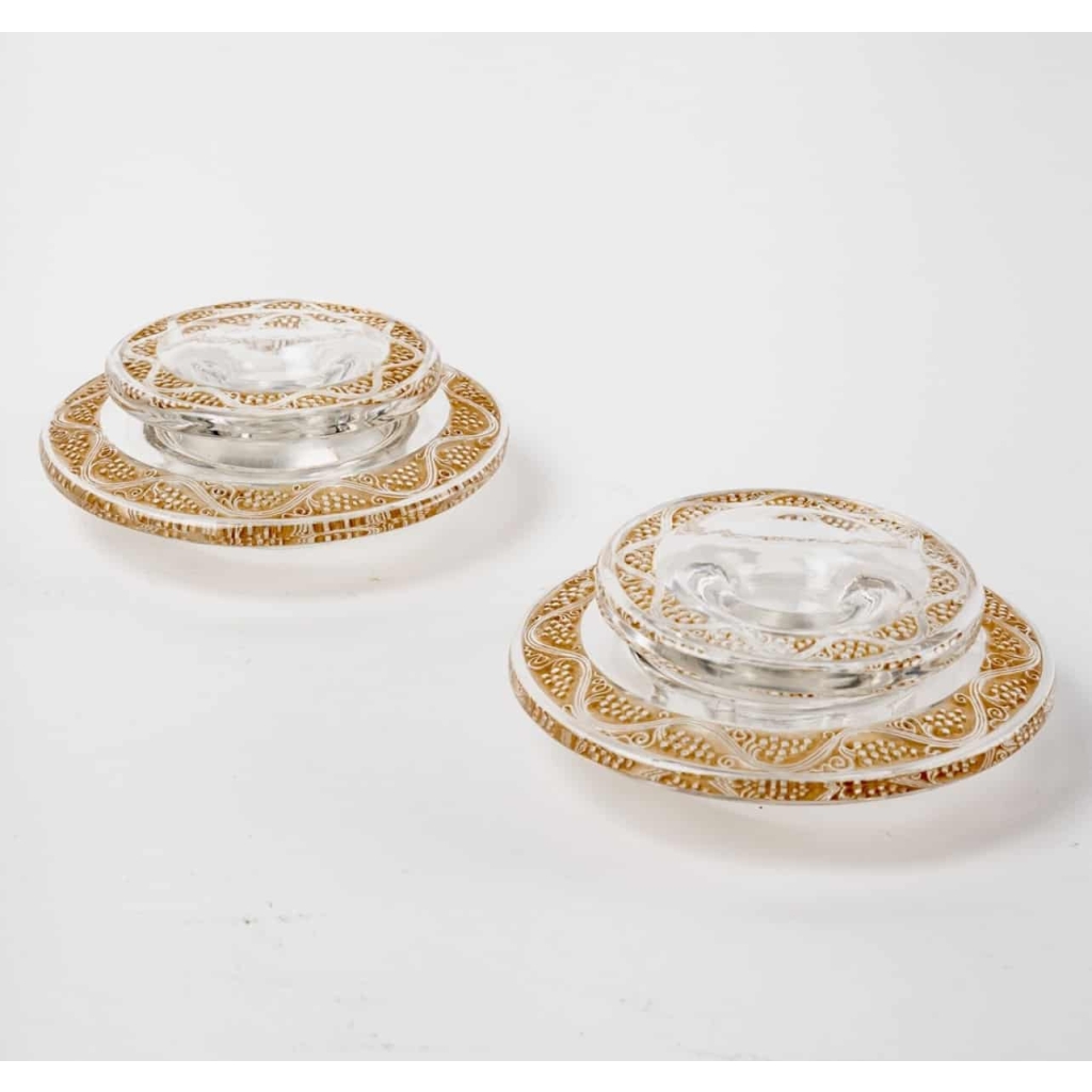 Paire de Bougeoirs "Ricquewihr" verre blanc patiné sépia de René LALIQUE