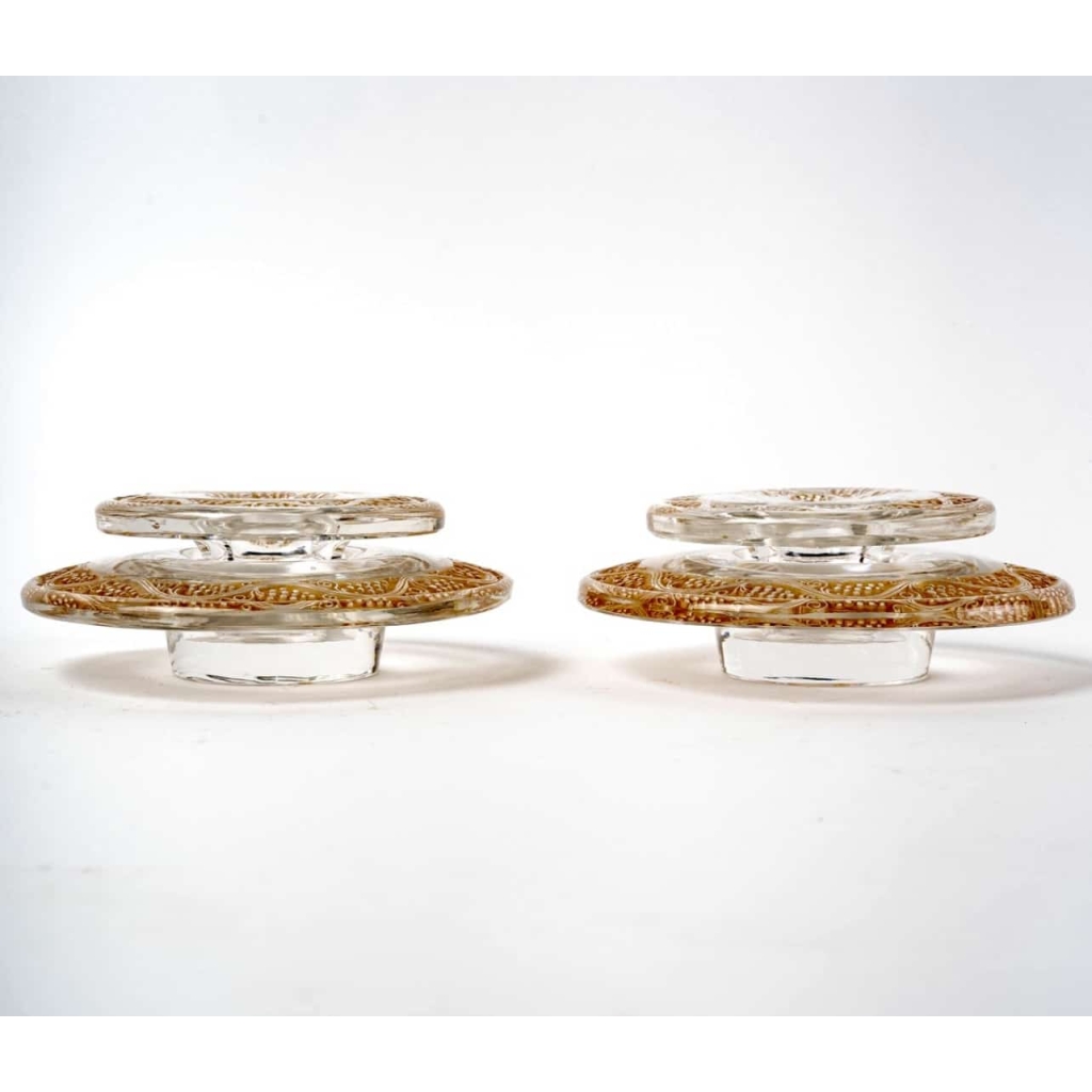 Paire de Bougeoirs "Ricquewihr" verre blanc patiné sépia de René LALIQUE