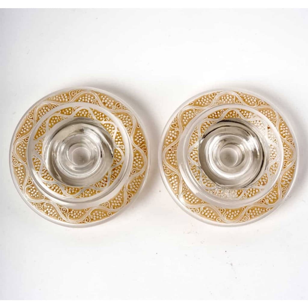 Paire de Bougeoirs "Ricquewihr" verre blanc patiné sépia de René LALIQUE