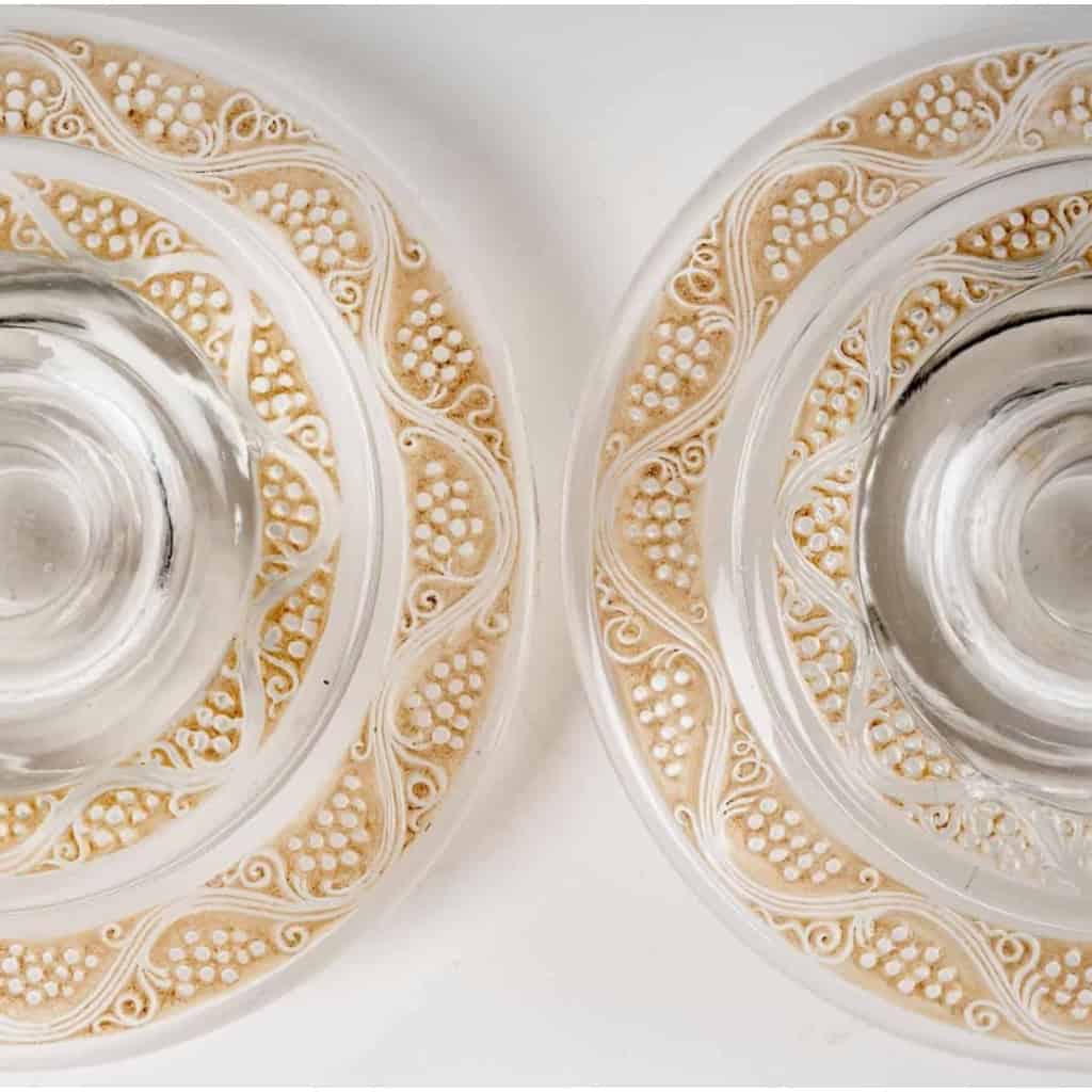 Paire de Bougeoirs "Ricquewihr" verre blanc patiné sépia de René LALIQUE
