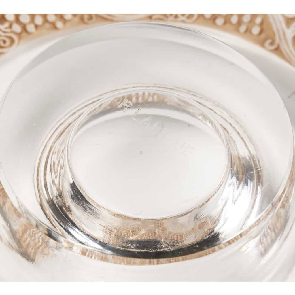 Paire de Bougeoirs "Ricquewihr" verre blanc patiné sépia de René LALIQUE