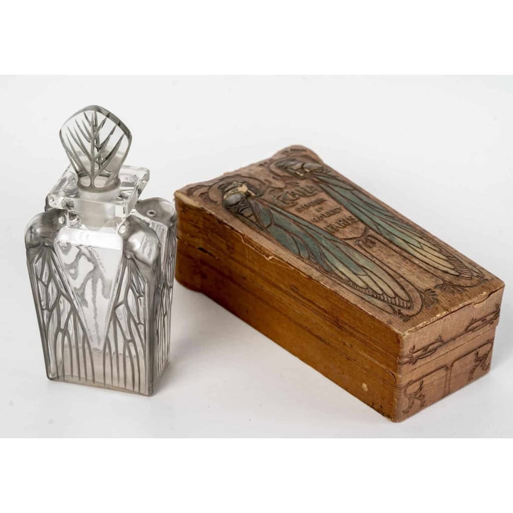 Flacon « Cigalia » verre blanc patiné gris de René LALIQUE pour Roger et Gallet | Biron ||||||||
