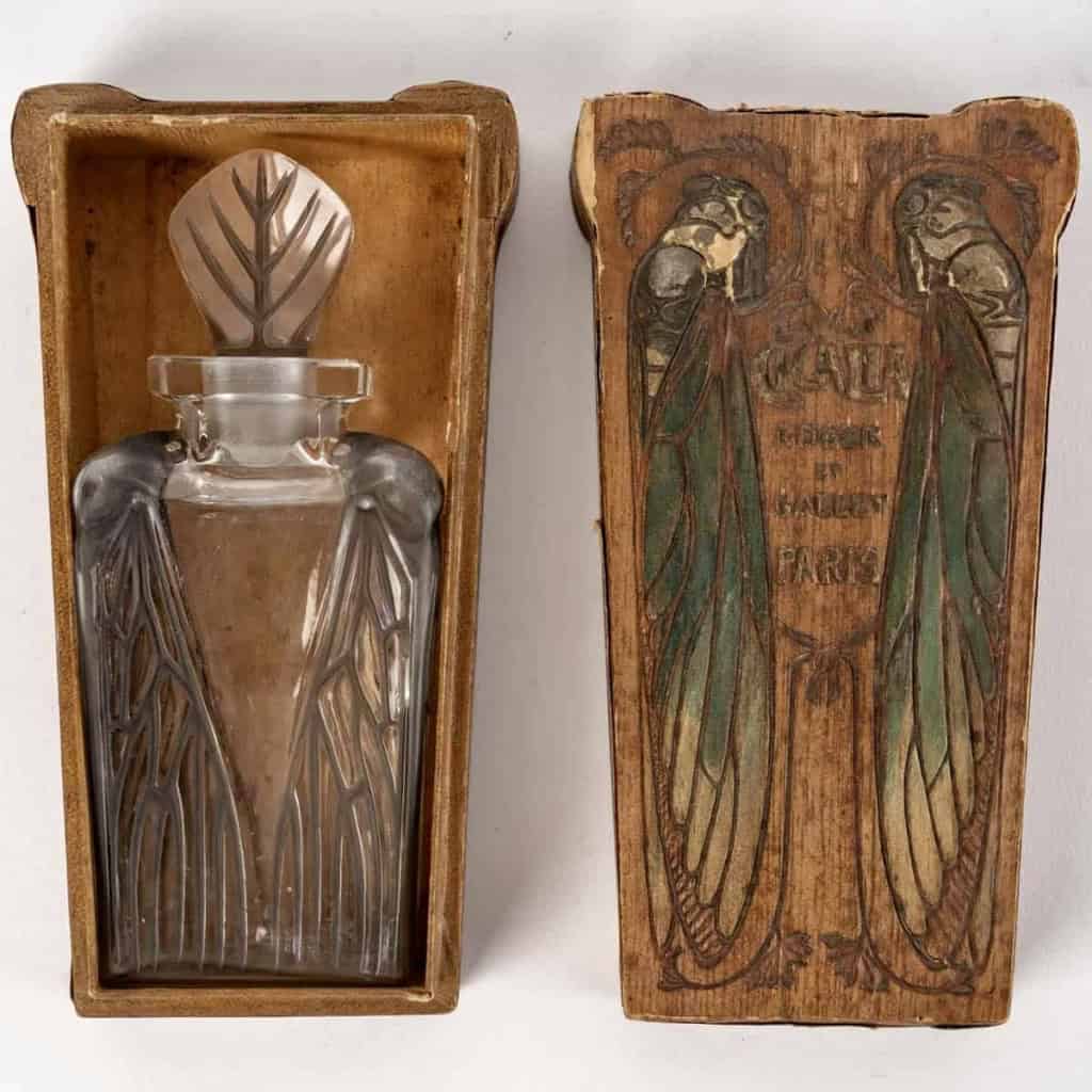 Flacon « Cigalia » verre blanc patiné gris de René LALIQUE pour Roger et Gallet | Biron Flacon "Cigalia" verre blanc patiné gris de René LALIQUE pour Roger et Gallet