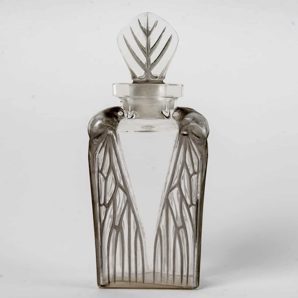 Flacon « Cigalia » verre blanc patiné gris de René LALIQUE pour Roger et Gallet | Biron Flacon "Cigalia" verre blanc patiné gris de René LALIQUE pour Roger et Gallet