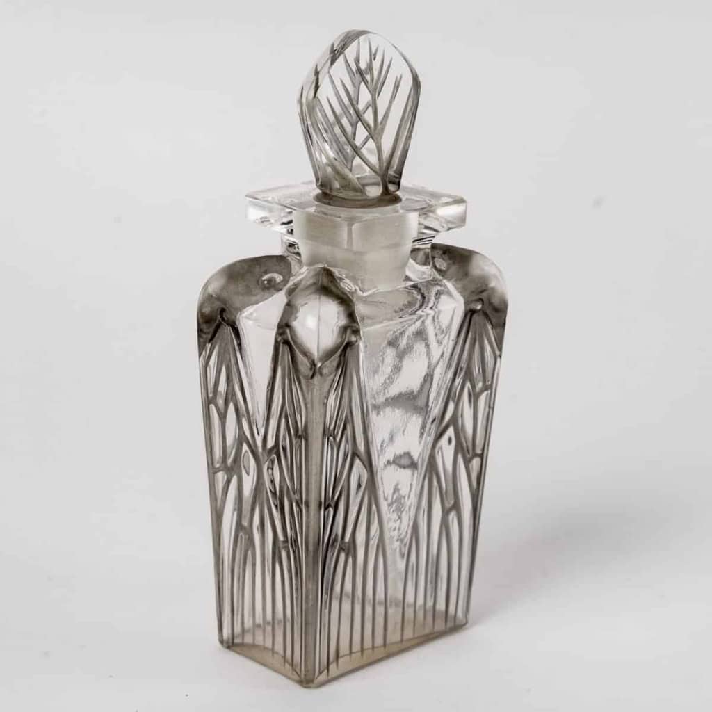 Flacon « Cigalia » verre blanc patiné gris de René LALIQUE pour Roger et Gallet | Biron Flacon "Cigalia" verre blanc patiné gris de René LALIQUE pour Roger et Gallet