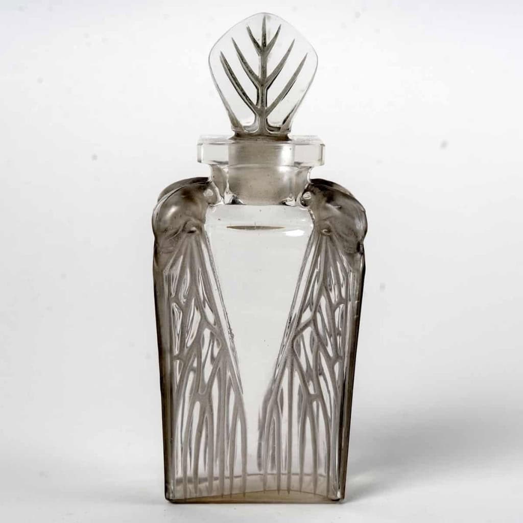 Flacon « Cigalia » verre blanc patiné gris de René LALIQUE pour Roger et Gallet | Biron Flacon "Cigalia" verre blanc patiné gris de René LALIQUE pour Roger et Gallet