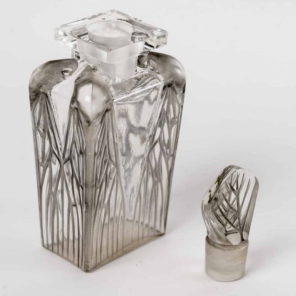 Flacon « Cigalia » verre blanc patiné gris de René LALIQUE pour Roger et Gallet | Biron Flacon "Cigalia" verre blanc patiné gris de René LALIQUE pour Roger et Gallet