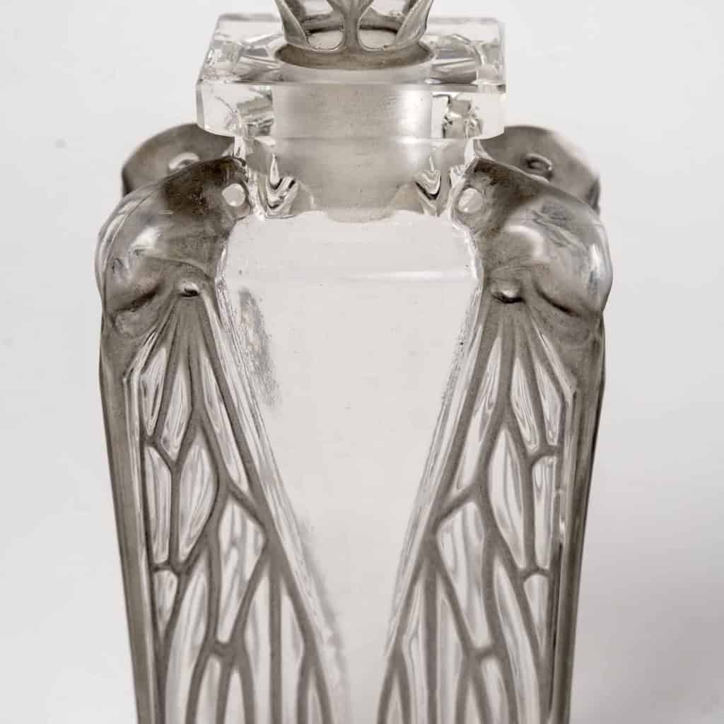 Flacon « Cigalia » verre blanc patiné gris de René LALIQUE pour Roger et Gallet | Biron Flacon "Cigalia" verre blanc patiné gris de René LALIQUE pour Roger et Gallet