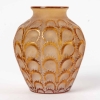 Vase « Laiterons » verre jaune ambré patiné beige de René LALIQUE | Biron Vase "Laiterons" verre jaune ambré patiné beige de René LALIQUE