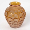 Vase « Laiterons » verre jaune ambré patiné beige de René LALIQUE | Biron Vase "Laiterons" verre jaune ambré patiné beige de René LALIQUE