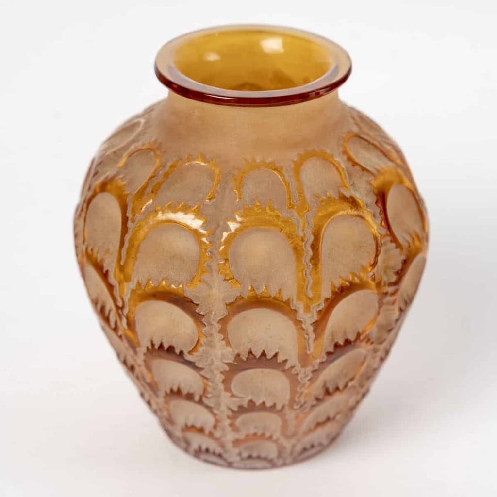 Vase « Laiterons » verre jaune ambré patiné beige de René LALIQUE | Biron Vase "Laiterons" verre jaune ambré patiné beige de René LALIQUE