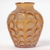 Vase « Laiterons » verre jaune ambré patiné beige de René LALIQUE | Biron Vase "Laiterons" verre jaune ambré patiné beige de René LALIQUE