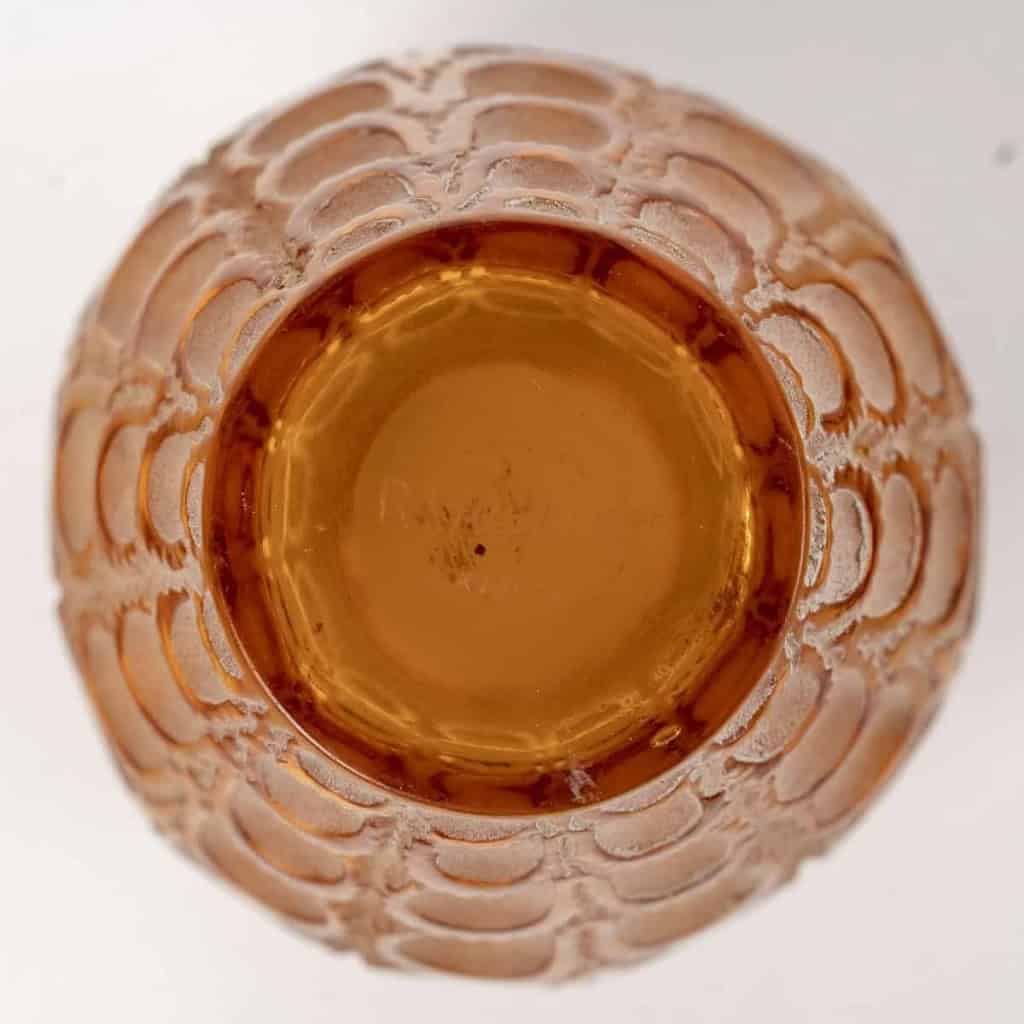 Vase « Laiterons » verre jaune ambré patiné beige de René LALIQUE | Biron Vase "Laiterons" verre jaune ambré patiné beige de René LALIQUE