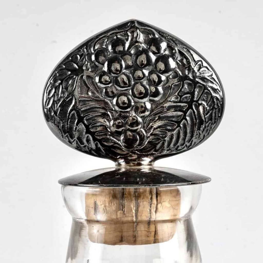 Carafe « Reine Marguerite » verre blanc patiné sépia et émaillé marron de René LALIQUE | Biron Carafe "Reine Marguerite" verre blanc patiné sépia et émaillé marron de René LALIQUE