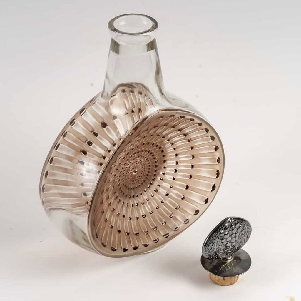 Carafe « Reine Marguerite » verre blanc patiné sépia et émaillé marron de René LALIQUE | Biron Carafe "Reine Marguerite" verre blanc patiné sépia et émaillé marron de René LALIQUE