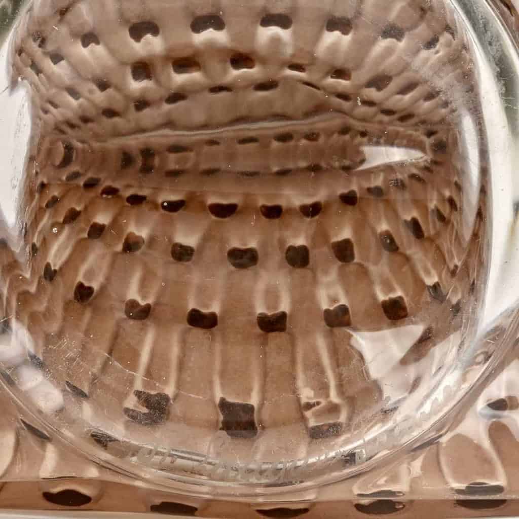 Carafe « Reine Marguerite » verre blanc patiné sépia et émaillé marron de René LALIQUE | Biron Carafe "Reine Marguerite" verre blanc patiné sépia et émaillé marron de René LALIQUE