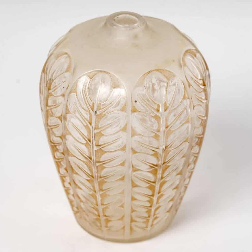 Vase « Tournai » verre blanc patiné sépia de René LALIQUE | Biron Vase "Tournai" verre blanc patiné sépia de René LALIQUE
