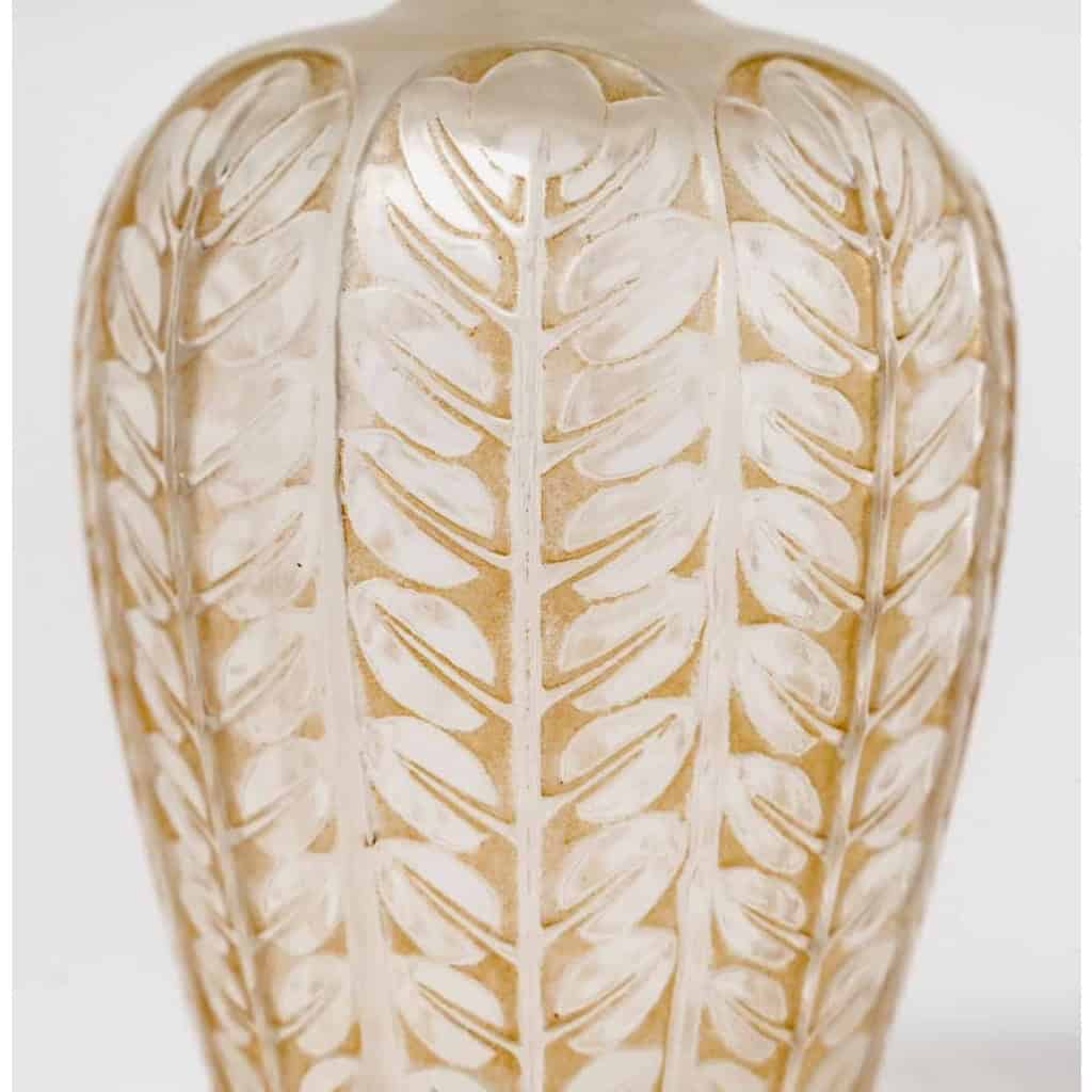Vase « Tournai » verre blanc patiné sépia de René LALIQUE | Biron Vase "Tournai" verre blanc patiné sépia de René LALIQUE