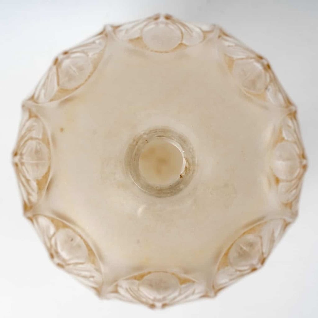 Vase « Tournai » verre blanc patiné sépia de René LALIQUE | Biron Vase "Tournai" verre blanc patiné sépia de René LALIQUE