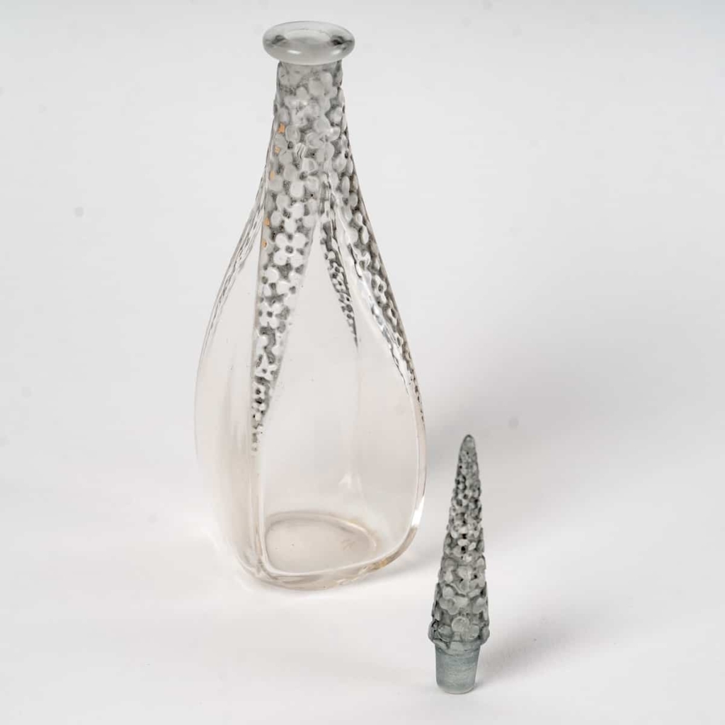 Flacon « L’Ambre » verre blanc patiné gris de René LALIQUE pour Vigny | Biron Flacon "L'Ambre" verre blanc patiné gris de René LALIQUE pour Vigny