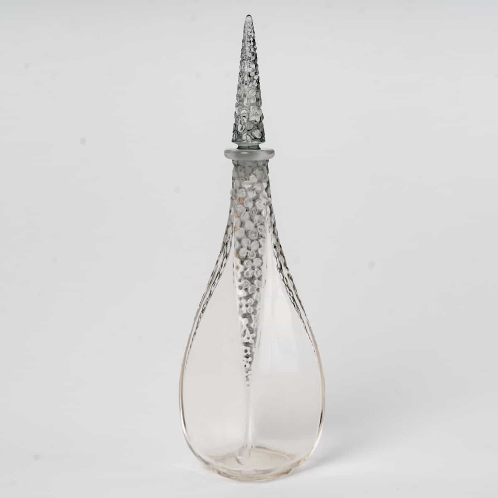 Flacon « L’Ambre » verre blanc patiné gris de René LALIQUE pour Vigny | Biron Flacon "L'Ambre" verre blanc patiné gris de René LALIQUE pour Vigny