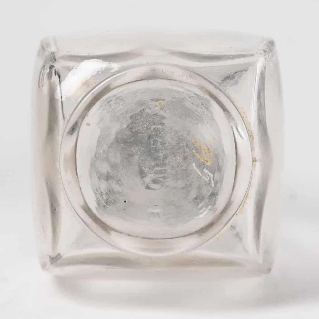 Flacon « L’Ambre » verre blanc patiné gris de René LALIQUE pour Vigny | Biron Flacon "L'Ambre" verre blanc patiné gris de René LALIQUE pour Vigny