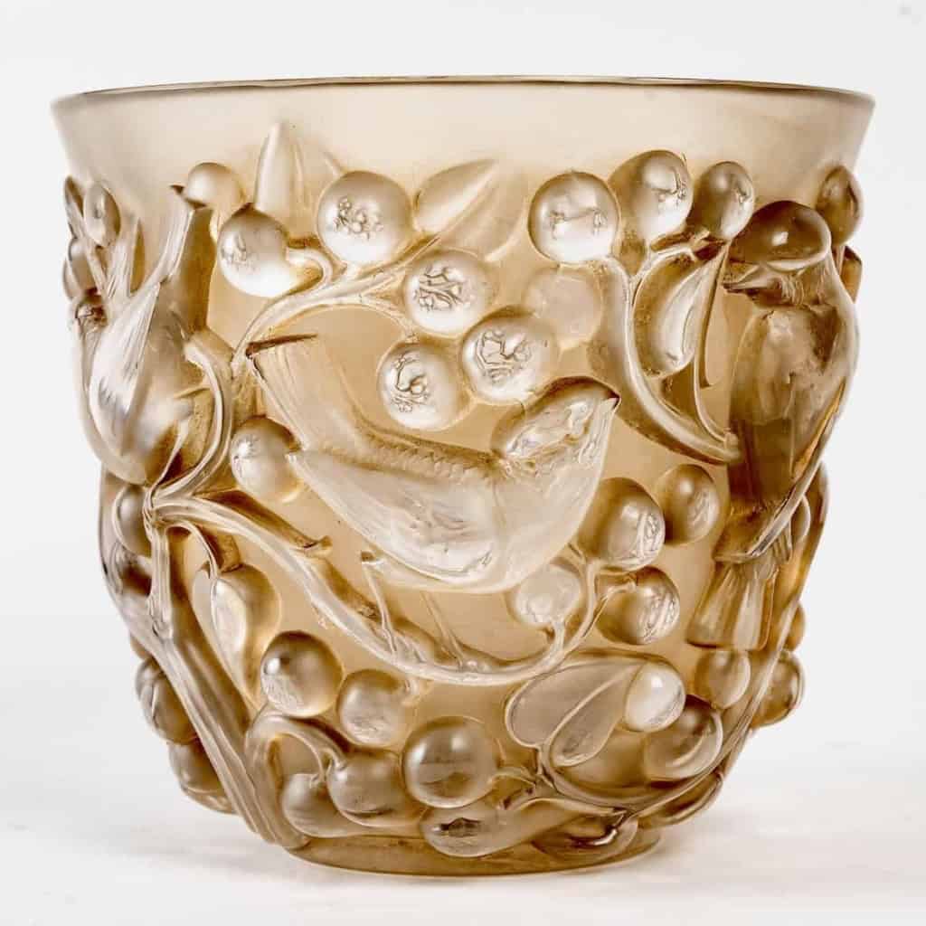 Vase « Avallon » verre blanc patiné sépia de René LALIQUE | Biron Vase "Avallon" verre blanc patiné sépia de René LALIQUE