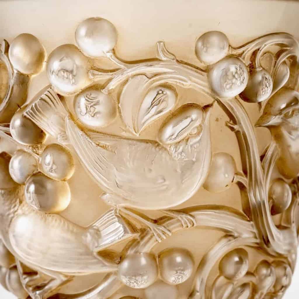 Vase « Avallon » verre blanc patiné sépia de René LALIQUE | Biron Vase "Avallon" verre blanc patiné sépia de René LALIQUE