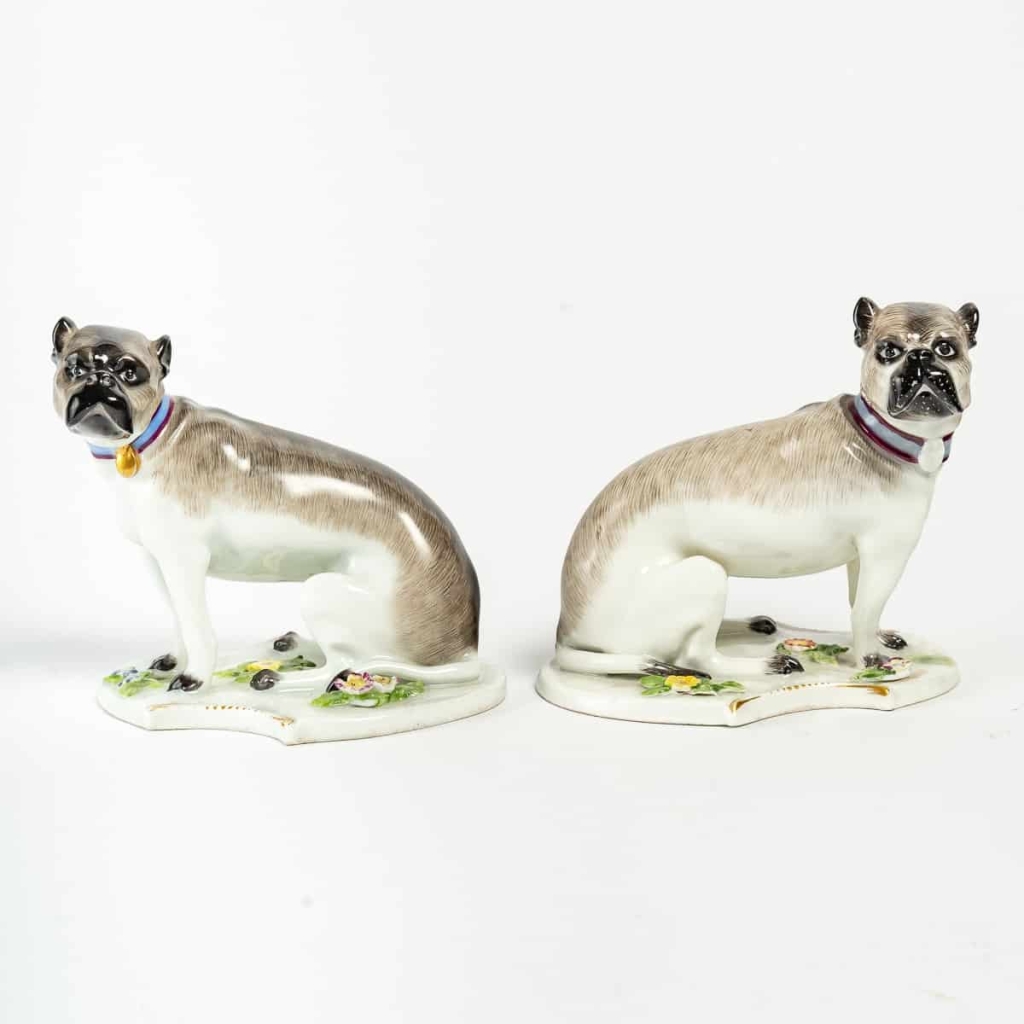 Paire de chiens en porcelaine dans le goût de Meissen, manufacture Samson, fin du XIXe siècle. | Biron ||||||||||
