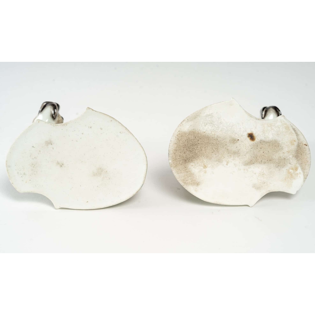 Paire de chiens en porcelaine dans le goût de Meissen, manufacture Samson, fin du XIXe siècle. | Biron Paire de chiens en porcelaine dans le goût de Meissen, manufacture Samson, fin du XIXe siècle.