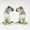Paire de chiens en porcelaine dans le goût de Meissen, manufacture Samson, fin du XIXe siècle. | Biron Paire de chiens en porcelaine dans le goût de Meissen, manufacture Samson, fin du XIXe siècle.