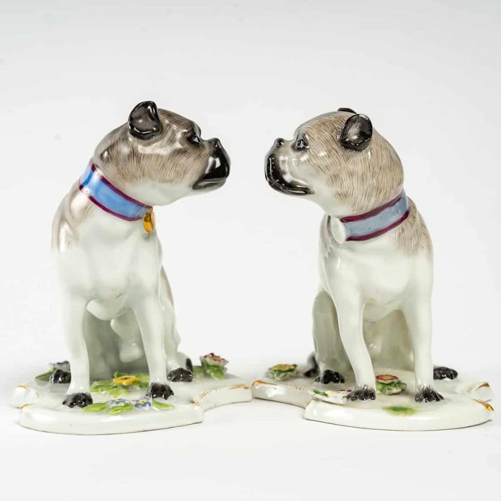 Paire de chiens en porcelaine dans le goût de Meissen, manufacture Samson, fin du XIXe siècle. | Biron Paire de chiens en porcelaine dans le goût de Meissen, manufacture Samson, fin du XIXe siècle.