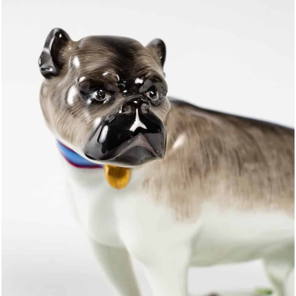 Paire de chiens en porcelaine dans le goût de Meissen, manufacture Samson, fin du XIXe siècle. | Biron Paire de chiens en porcelaine dans le goût de Meissen, manufacture Samson, fin du XIXe siècle.