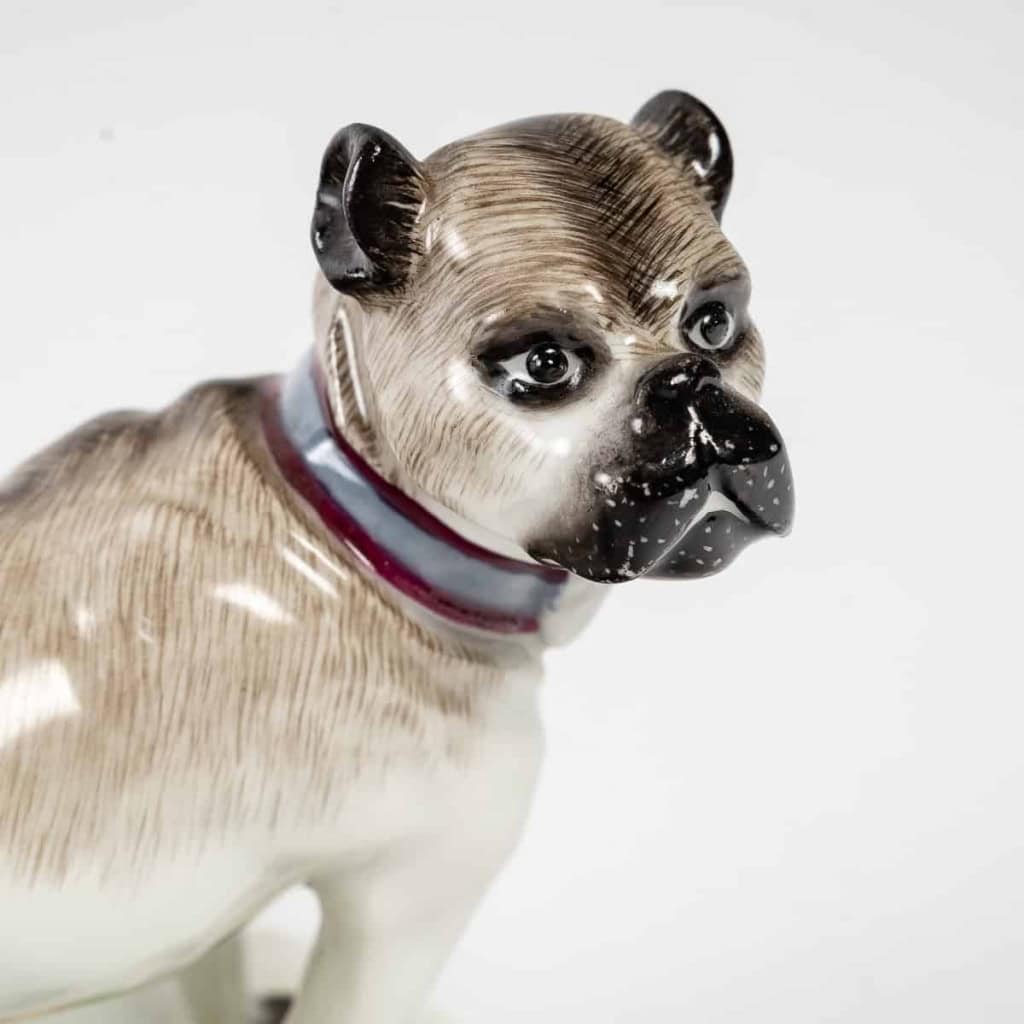 Paire de chiens en porcelaine dans le goût de Meissen, manufacture Samson, fin du XIXe siècle. | Biron Paire de chiens en porcelaine dans le goût de Meissen, manufacture Samson, fin du XIXe siècle.