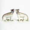 Paire de chiens en porcelaine dans le goût de Meissen, manufacture Samson, fin du XIXe siècle. | Biron Paire de chiens en porcelaine dans le goût de Meissen, manufacture Samson, fin du XIXe siècle.