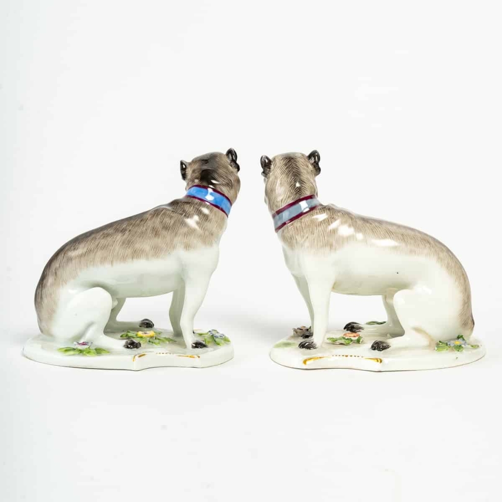Paire de chiens en porcelaine dans le goût de Meissen, manufacture Samson, fin du XIXe siècle. | Biron Paire de chiens en porcelaine dans le goût de Meissen, manufacture Samson, fin du XIXe siècle.