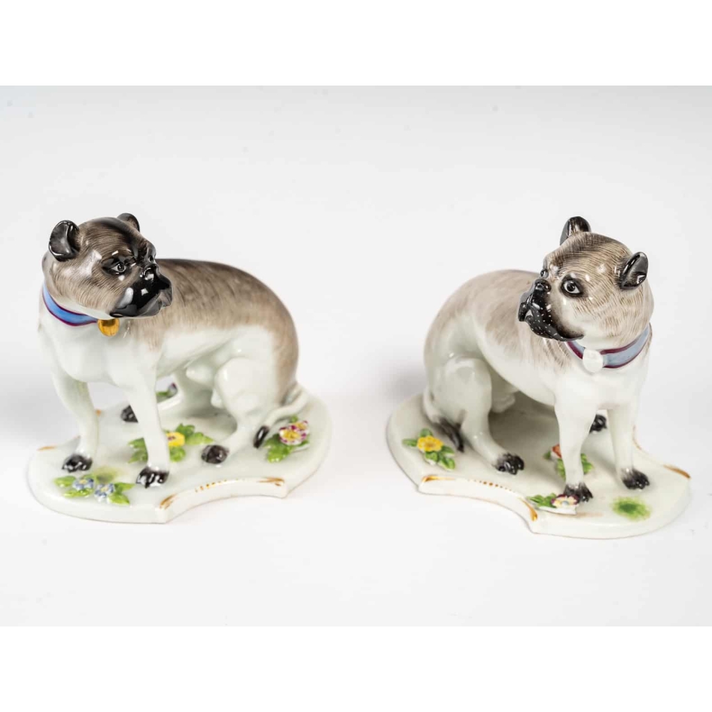 Paire de chiens en porcelaine dans le goût de Meissen, manufacture Samson, fin du XIXe siècle. | Biron Paire de chiens en porcelaine dans le goût de Meissen, manufacture Samson, fin du XIXe siècle.