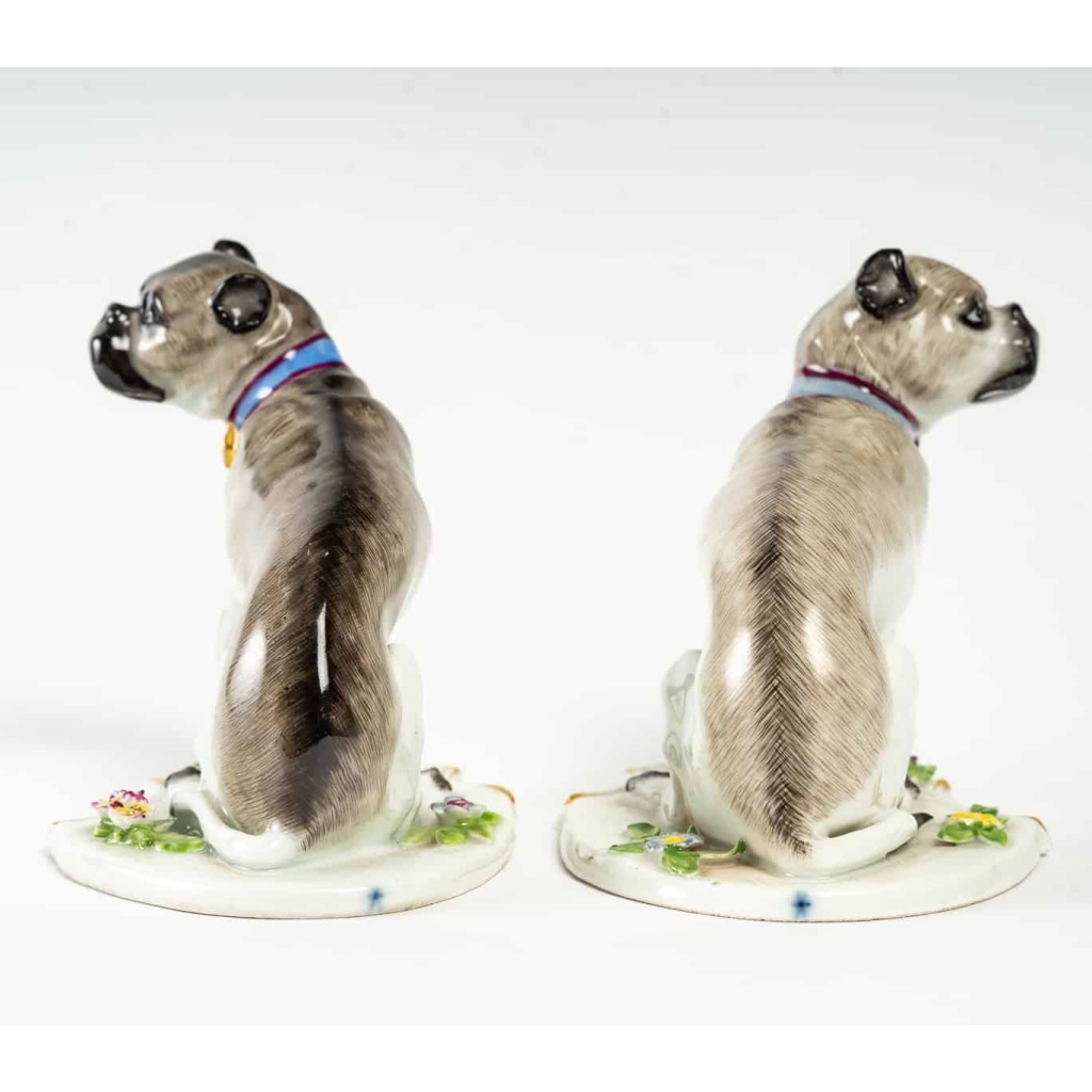 Paire de chiens en porcelaine dans le goût de Meissen, manufacture Samson, fin du XIXe siècle. | Biron Paire de chiens en porcelaine dans le goût de Meissen, manufacture Samson, fin du XIXe siècle.