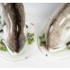 Paire de chiens en porcelaine dans le goût de Meissen, manufacture Samson, fin du XIXe siècle. | Biron Paire de chiens en porcelaine dans le goût de Meissen, manufacture Samson, fin du XIXe siècle.