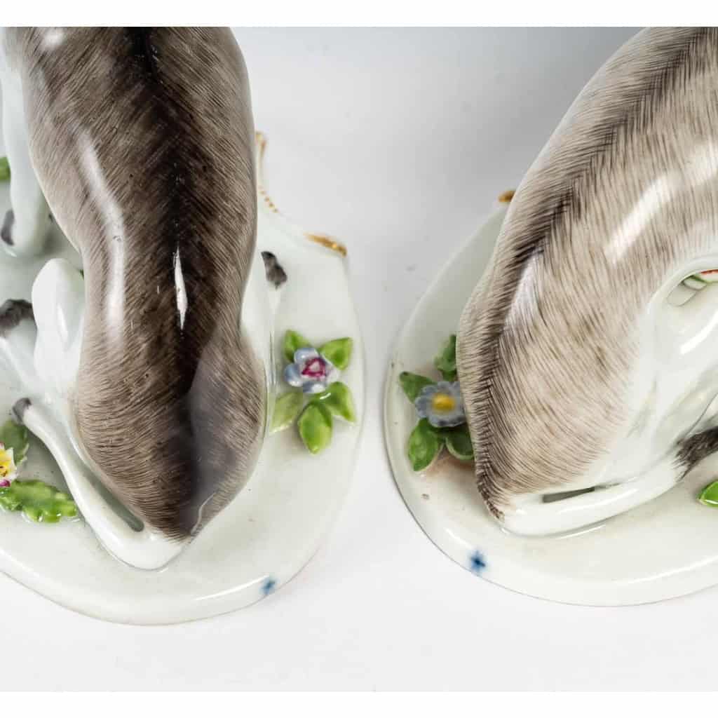 Paire de chiens en porcelaine dans le goût de Meissen, manufacture Samson, fin du XIXe siècle. | Biron Paire de chiens en porcelaine dans le goût de Meissen, manufacture Samson, fin du XIXe siècle.
