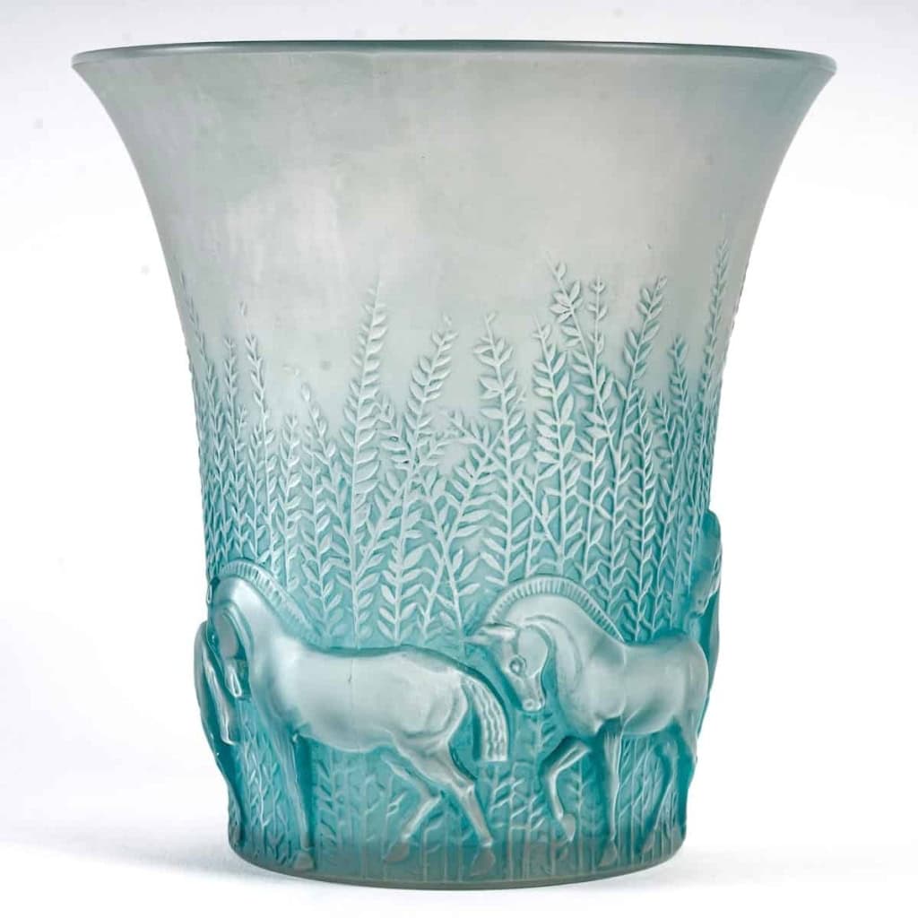 Vase « Chevaux » verre blanc patiné turquoise de René LALIQUE | Biron Vase "Chevaux" verre blanc patiné turquoise de René LALIQUE
