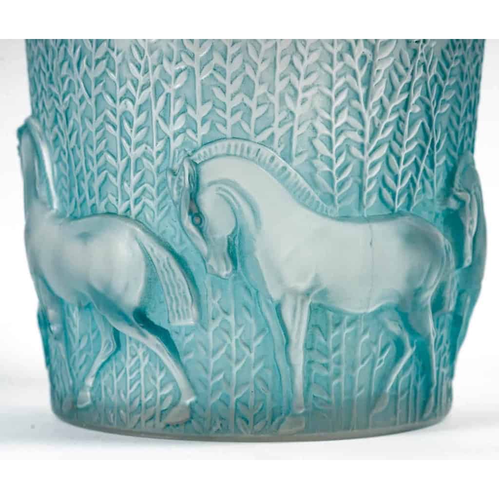 Vase « Chevaux » verre blanc patiné turquoise de René LALIQUE | Biron Vase "Chevaux" verre blanc patiné turquoise de René LALIQUE