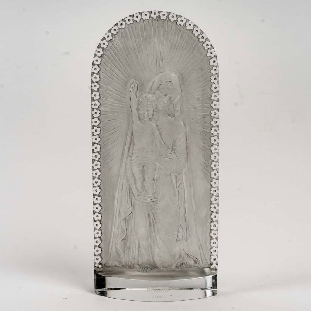 Statuette « Vierge à l’Enfant Jésus Agenouillée » verre blanc patiné gris de René LALIQUE | Biron |||||||